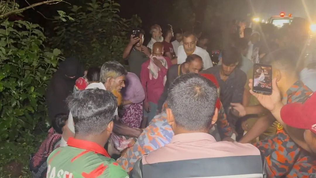 ট্রাকের চাপায় পড়া শিশুকে বাঁচাতে প্রাণ গেলো মোটরসাইকেল চালকেরও